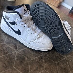 Reverse Panda Jordan 1 mid